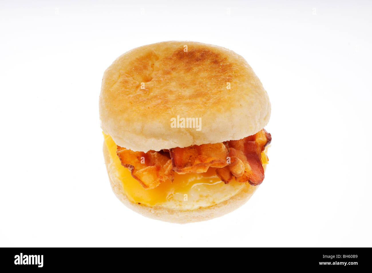 Speck, Ei und Käse Frühstück Sandwich auf eine englische Muffins Ausschneiden Stockfoto