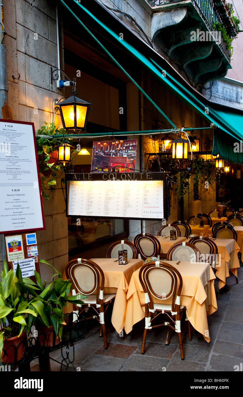 Café im freien alle set für Abendessen in Venedig Veneto Italien Stockfoto