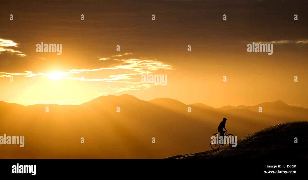 Mountainbiker reitet auf einem Hügel bei Sonnenuntergang. Dieser ist in Arizona, westlich von Tucson. Stockfoto