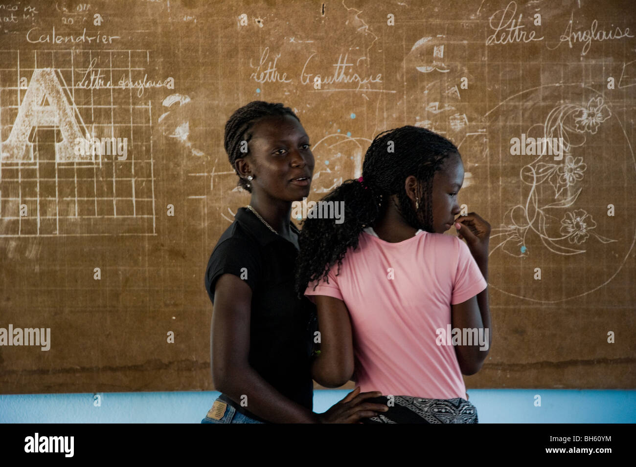 Haitianische Girls vor der Tafel in Saint Claire, die Bildung und Fütterung in Port-au-Prince, Haiti. Stockfoto