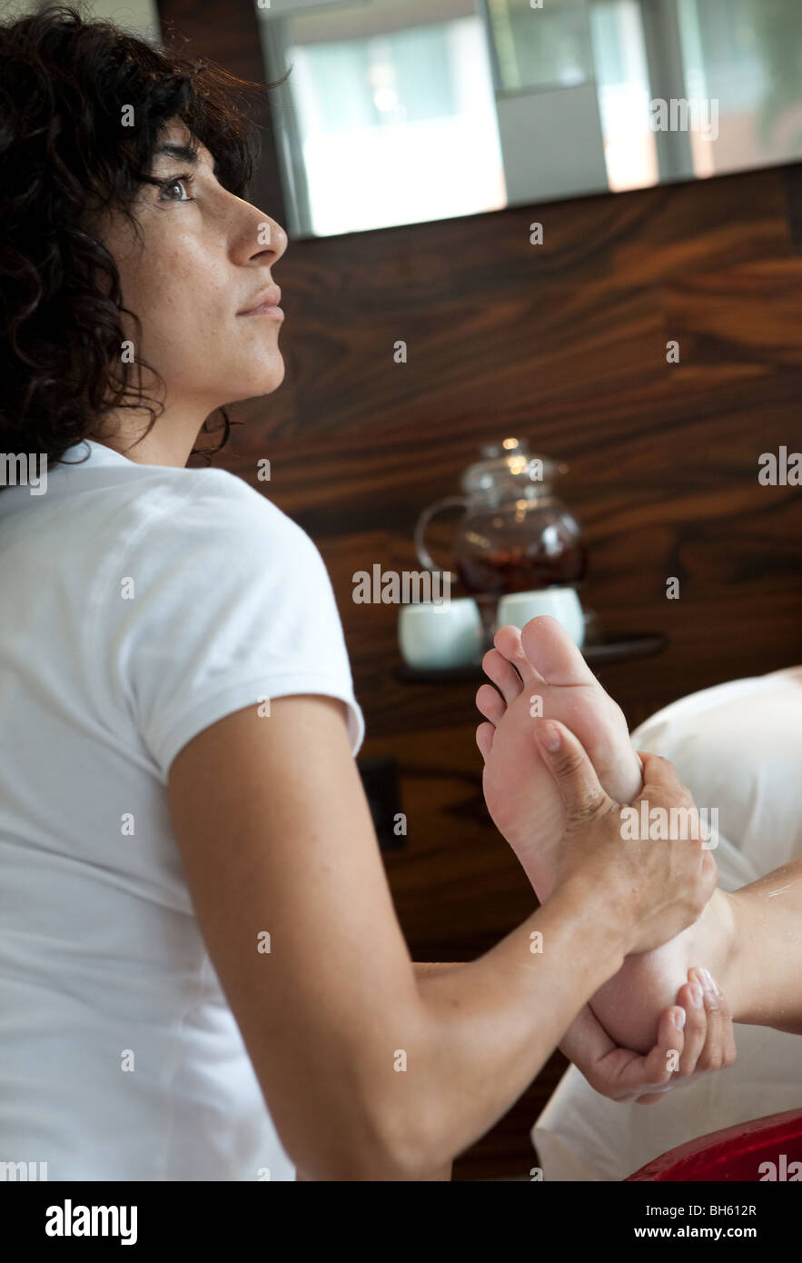Fuß-Massage in einem Spa. Stockfoto