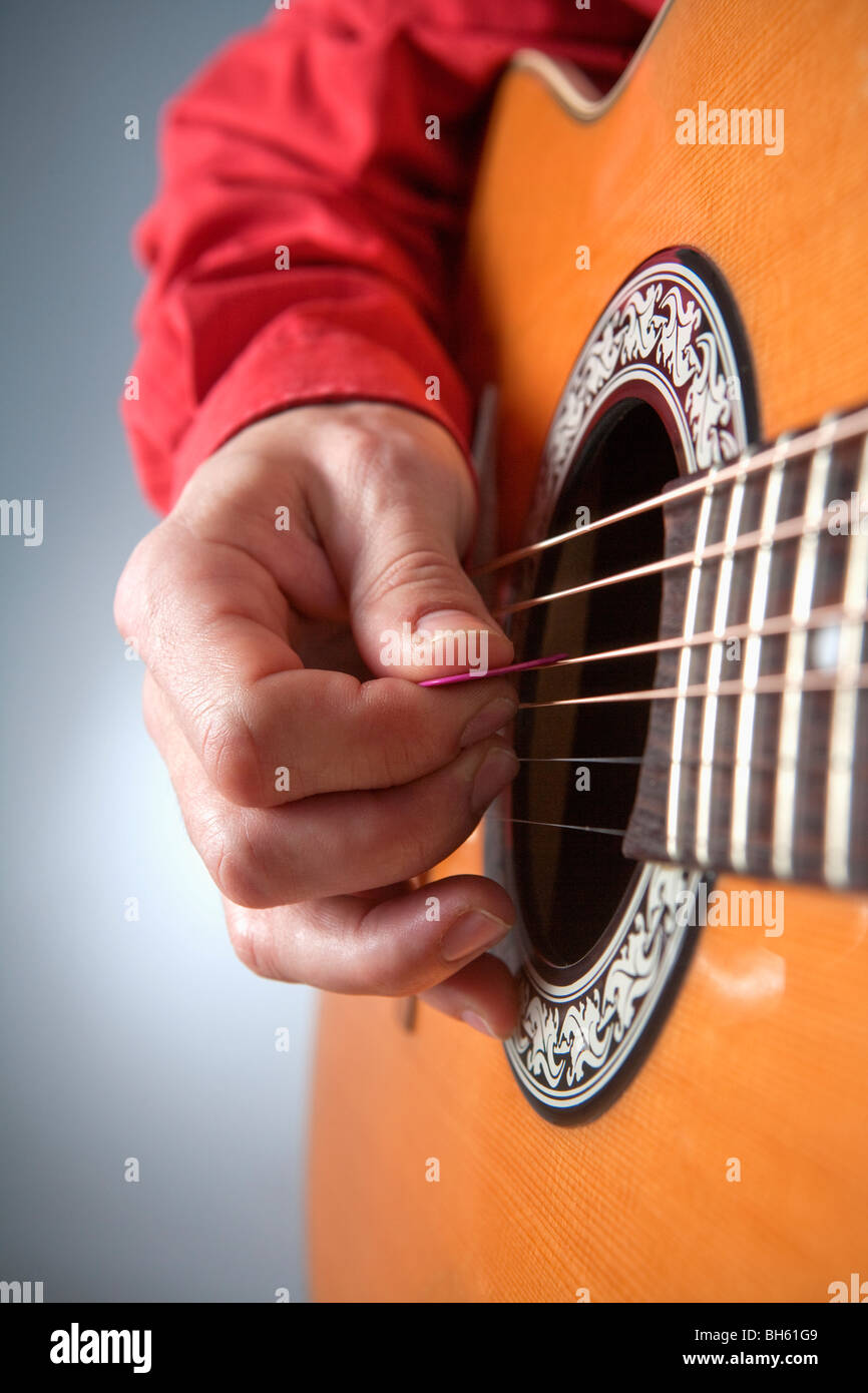 Nahaufnahme der Hände der Musiker spielt akustische Gitarre Stockfoto