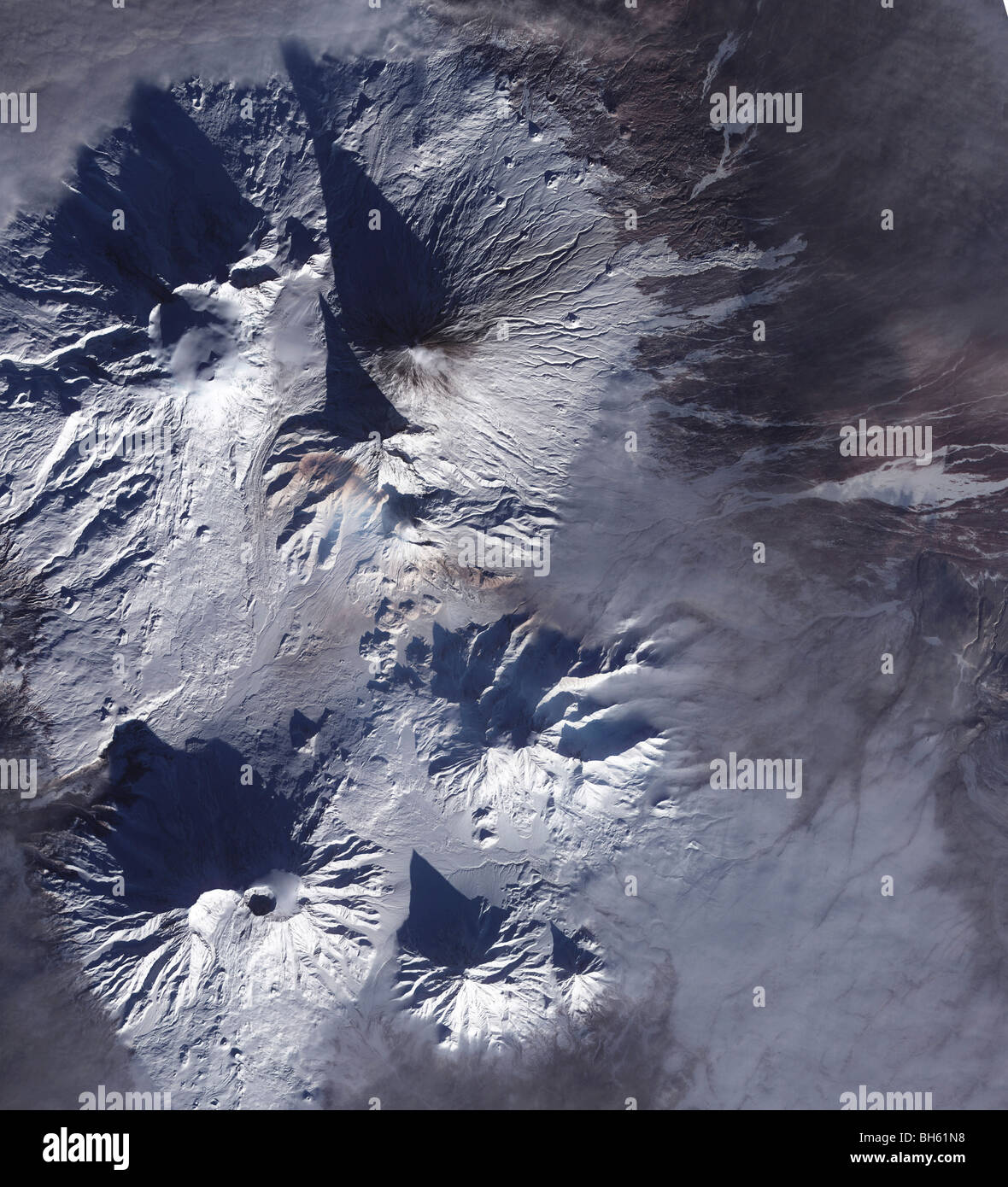 Bezymianny Vulkan zeigt eine bescheidene Rauchfahne. Stockfoto