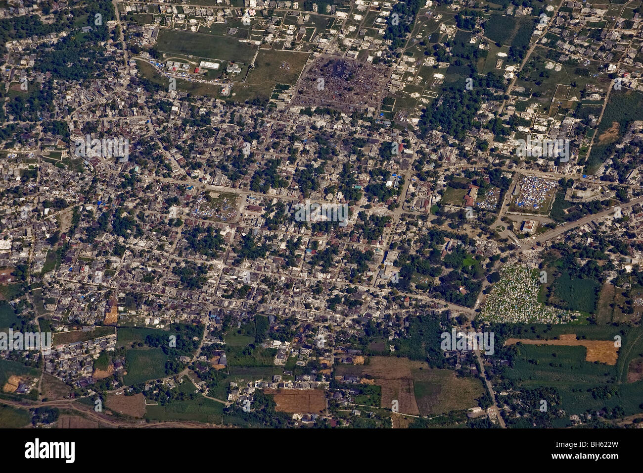 14. Januar 2010 - ein Luftbild von Port-au-Prince, Haiti, von einem OC-135B Beobachtung Flugzeug aus. Stockfoto