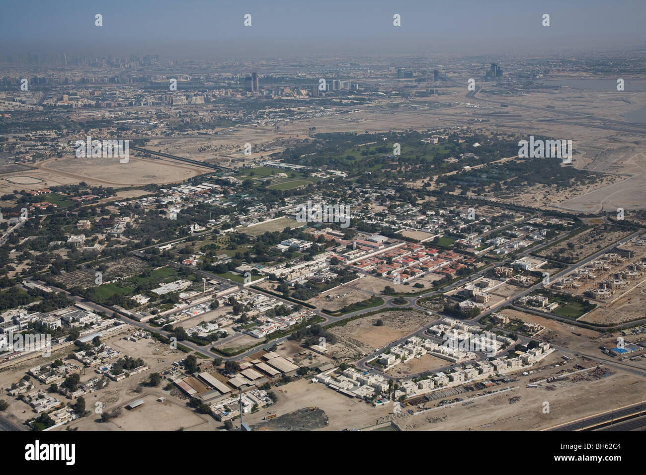 Der internationale Flughafen von Dubai vom Burj Khalifa SEAT2 anzeigen Stockfoto