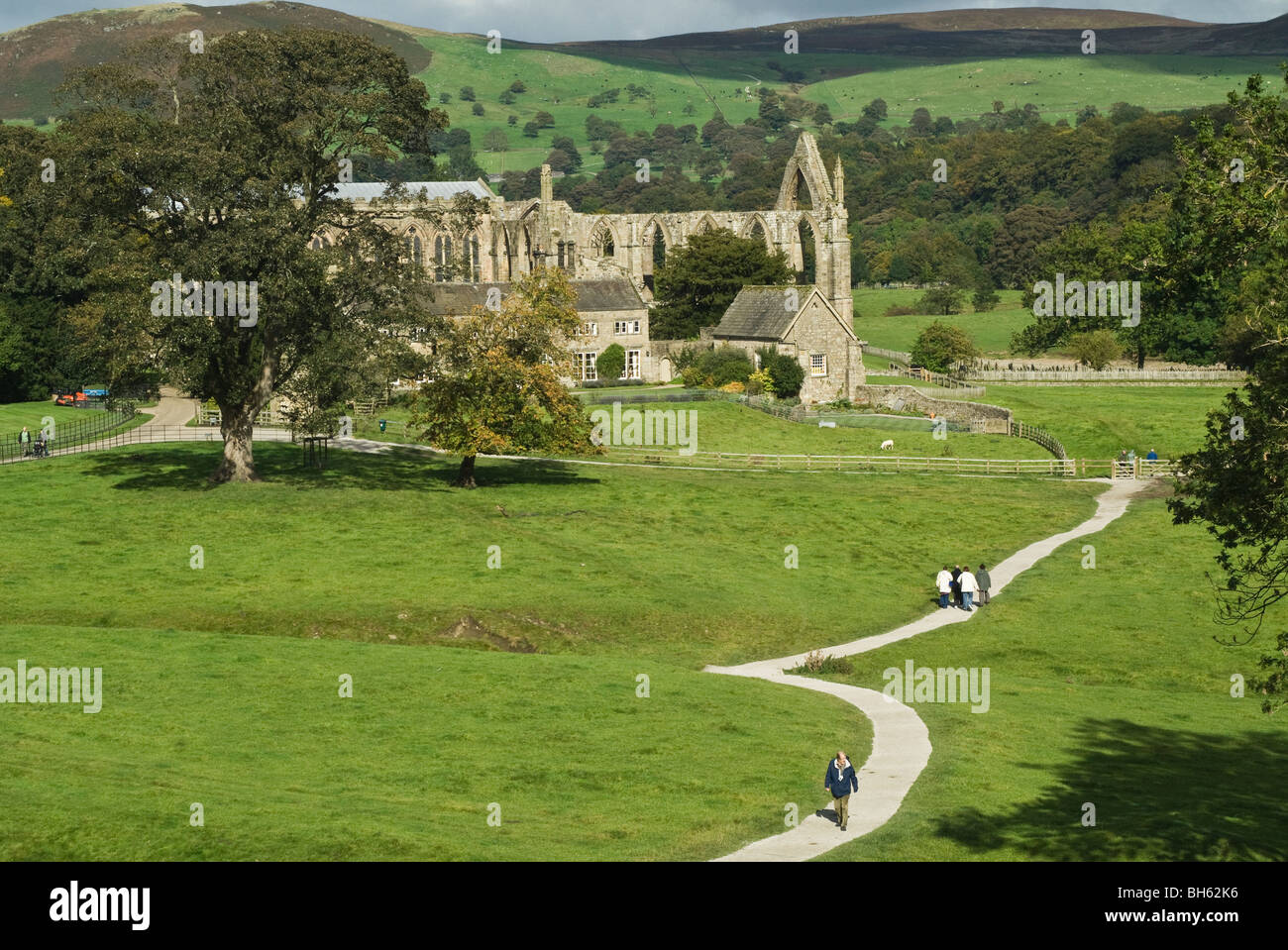 Bolton Abbey in Wharfedale Yorkshire Dales National Park mit Besuchern Stockfoto