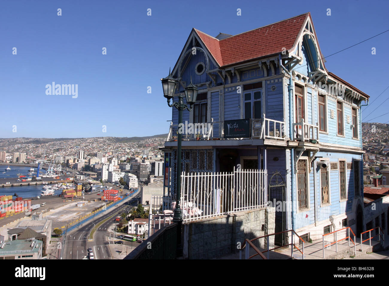 HAUS AN DER SPITZE DER ARTILLERIE HILL UND BLICK AUF DEN HAFEN VON VALPARAISO, CERRO ARTILLERIA, VALPARAISO, CHILE Stockfoto