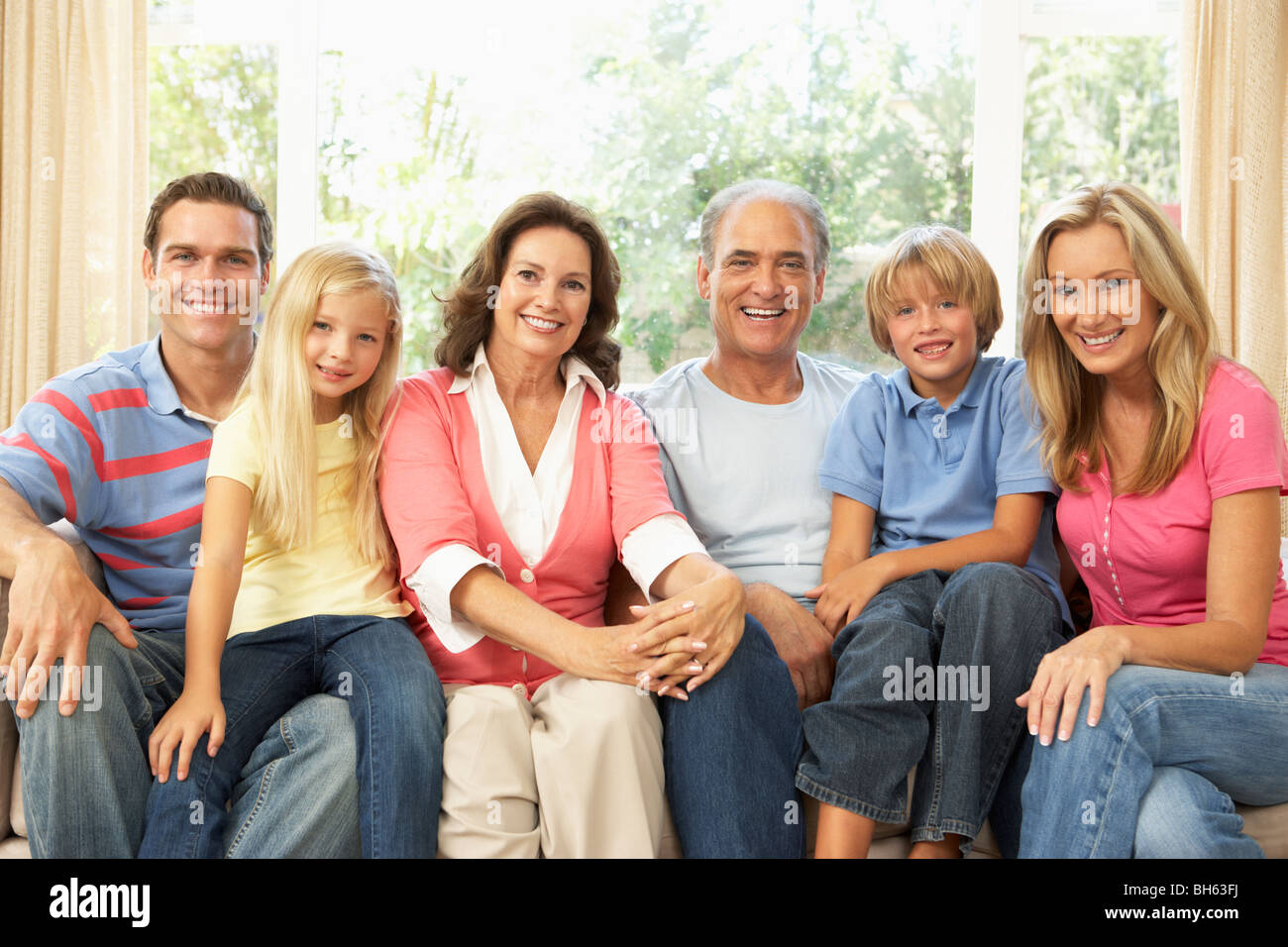 Großfamilie zusammen zu Hause entspannen Stockfoto