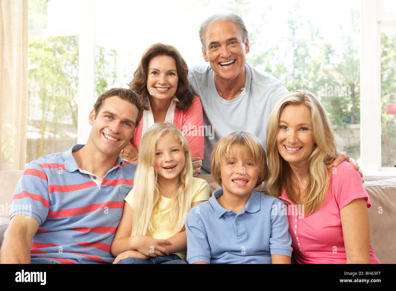 Großfamilie zusammen zu Hause entspannen Stockfoto