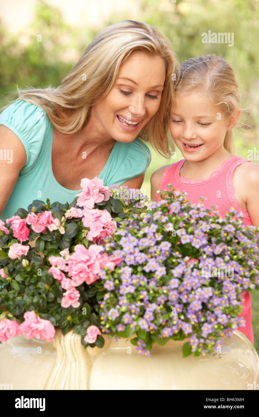 Frau mit Tochter Gartenarbeit zusammen Stockfoto