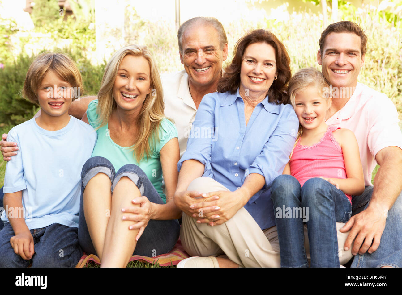Gruppenbild der Familie im Garten erweitert Stockfoto