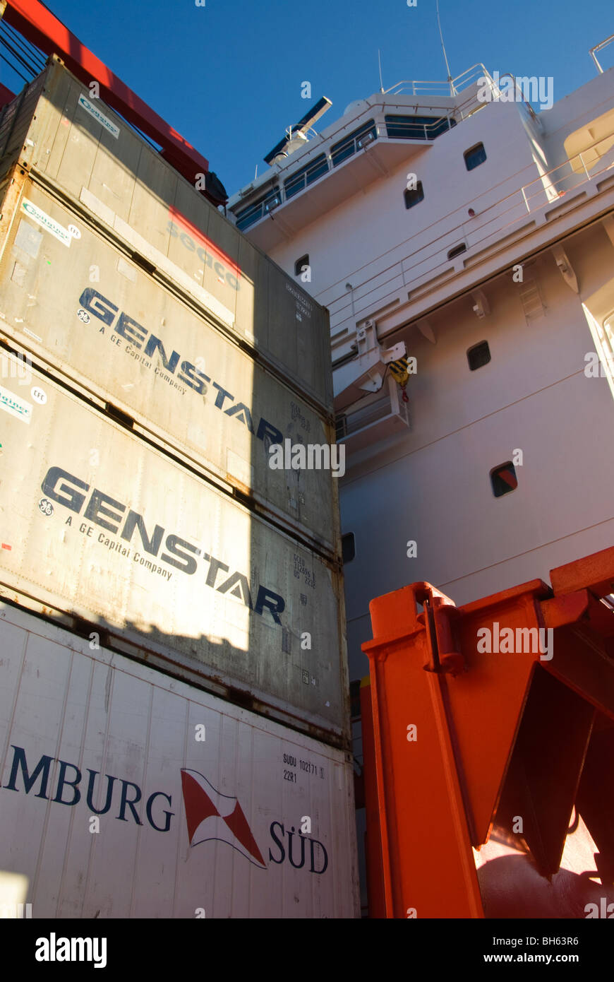 Kühlgut Container gestapelt auf Deck Conatainer Schiffes vor Schiffs-Brücke. Stockfoto