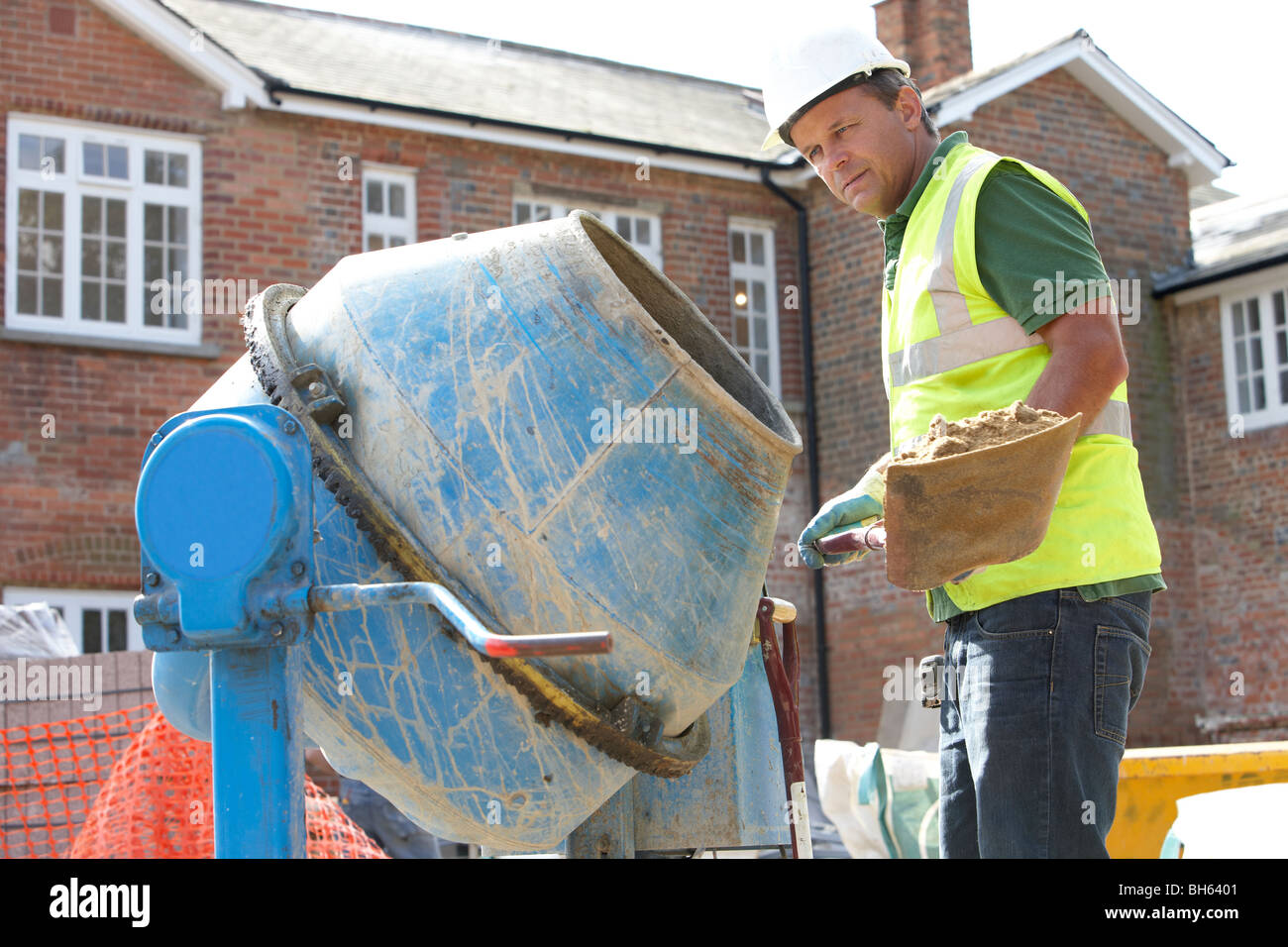 Construction Worker mischen Zement Stockfoto