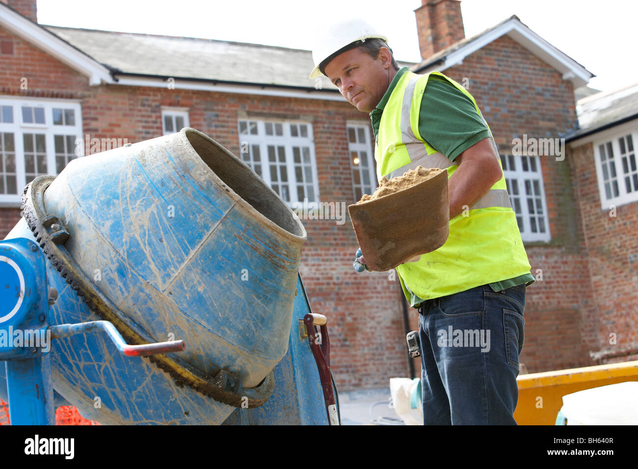 Construction Worker mischen Zement Stockfoto