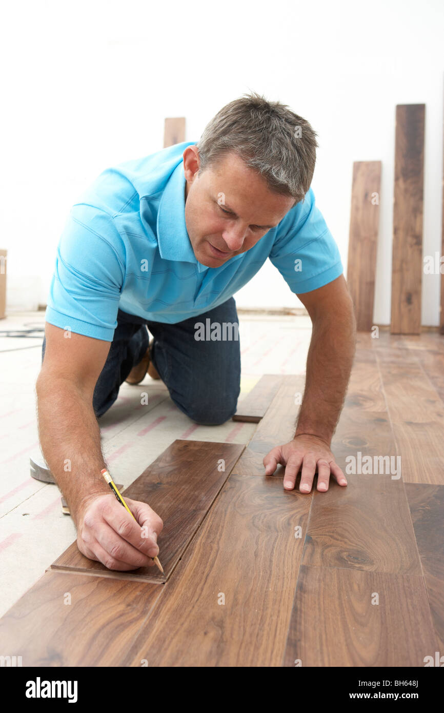 Baumeister, die Verlegung von Holzböden Stockfoto