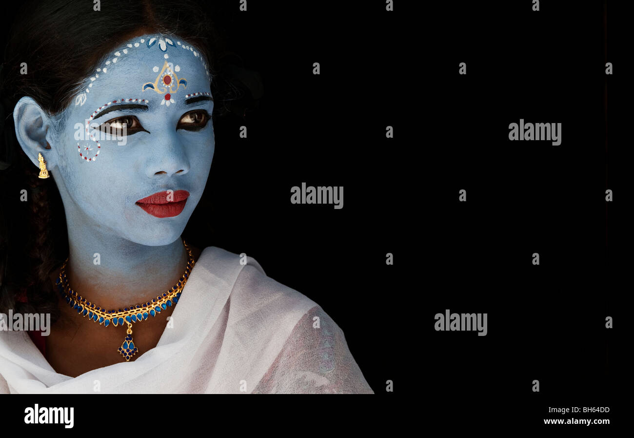 Indisches Mädchen Gesicht malen als die hinduistische Göttin Sita vor einem schwarzen Hintergrund. Indien Stockfoto