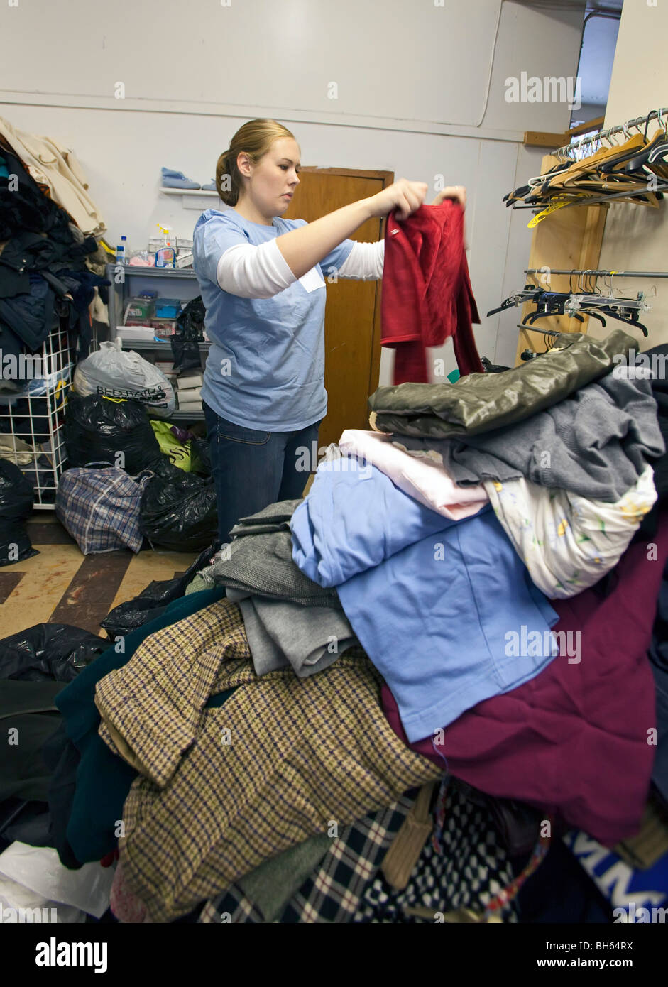 Freiwilliger Art gespendet Kleidung im Secondhand-Shop Stockfoto