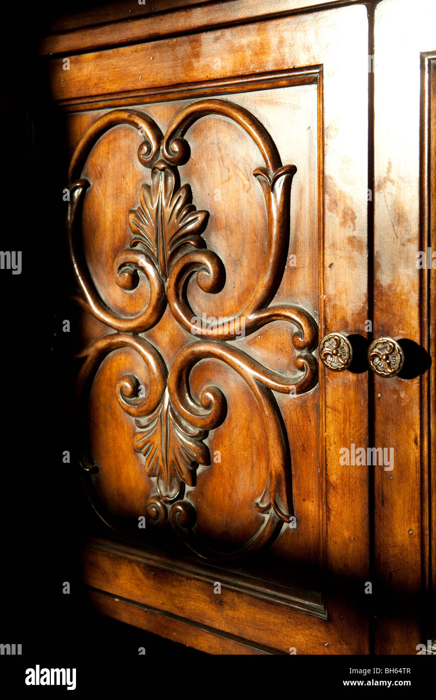MEXIKANISCH DEKORIERT SCHRANK MIT BLUMENMOTIV Stockfoto