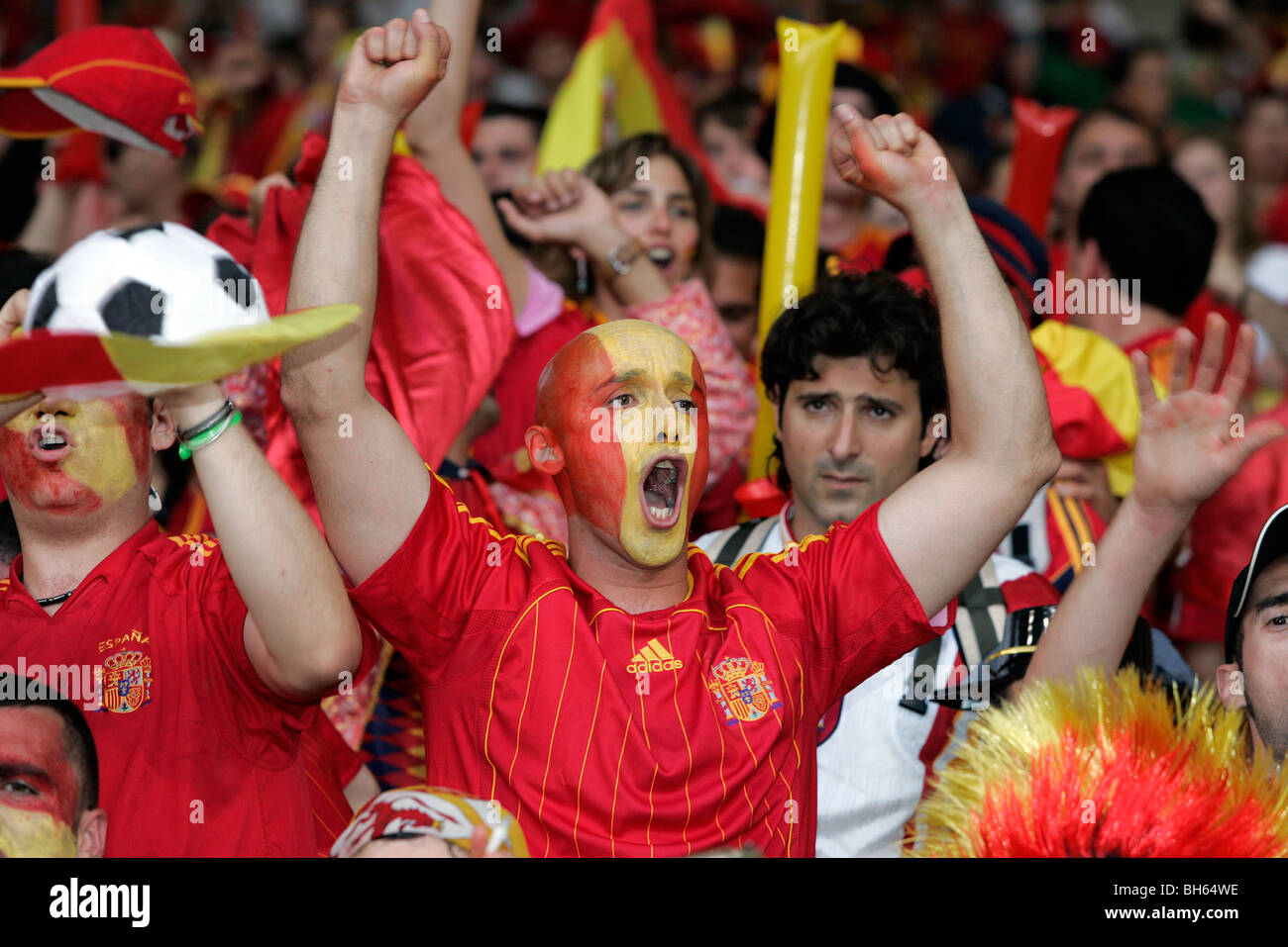 Spanische Fußball-Fans mit einem gemalten Gesicht singt auf der Tribüne in 2006 Fußball Weltmeisterschaft Stockfoto