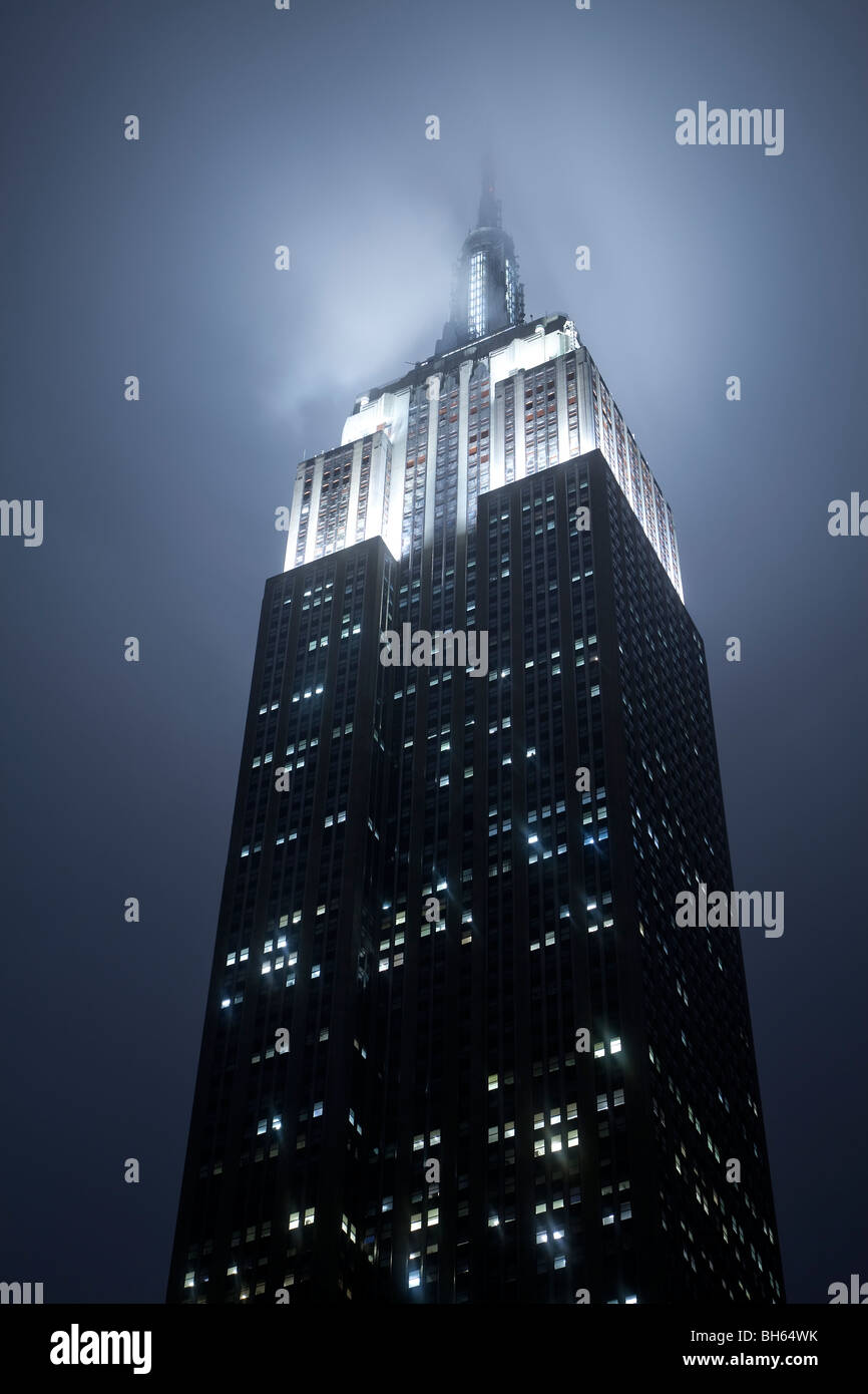 USA, New York City, Manhattan, Empire State Building an einem regnerischen Abend-Low-Winkel anzeigen Stockfoto