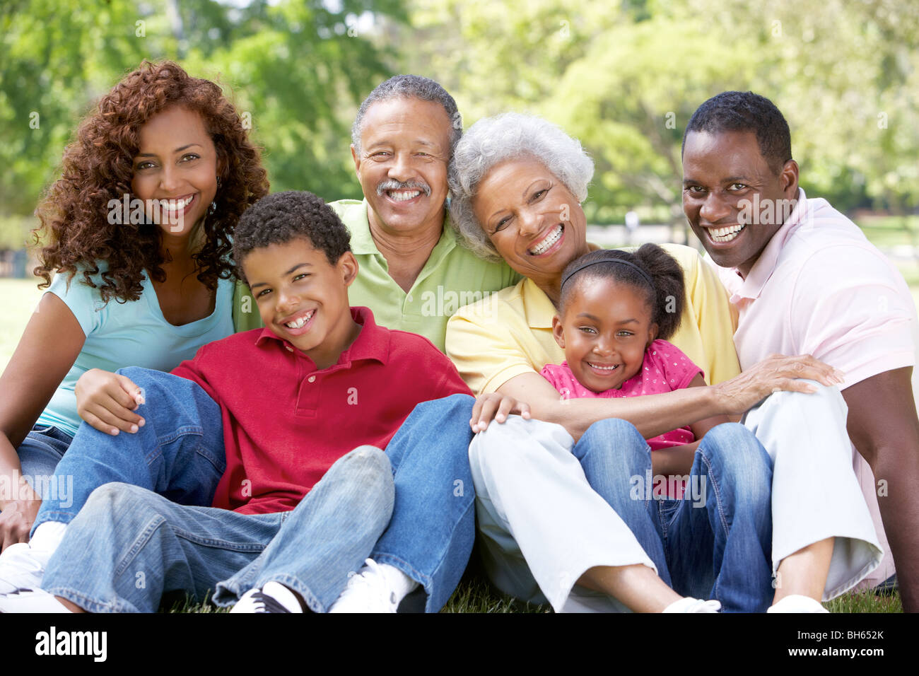 Porträt der Großfamilie-Gruppe im Park Stockfoto