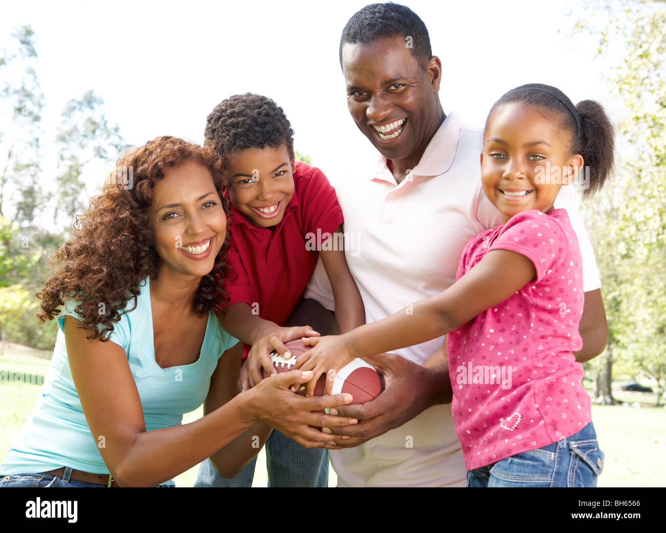 Familie im Park mit American Football Stockfoto