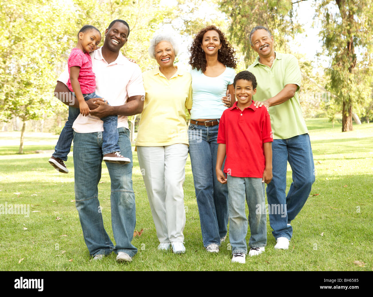 Porträt der Großfamilie-Gruppe im Park Stockfoto