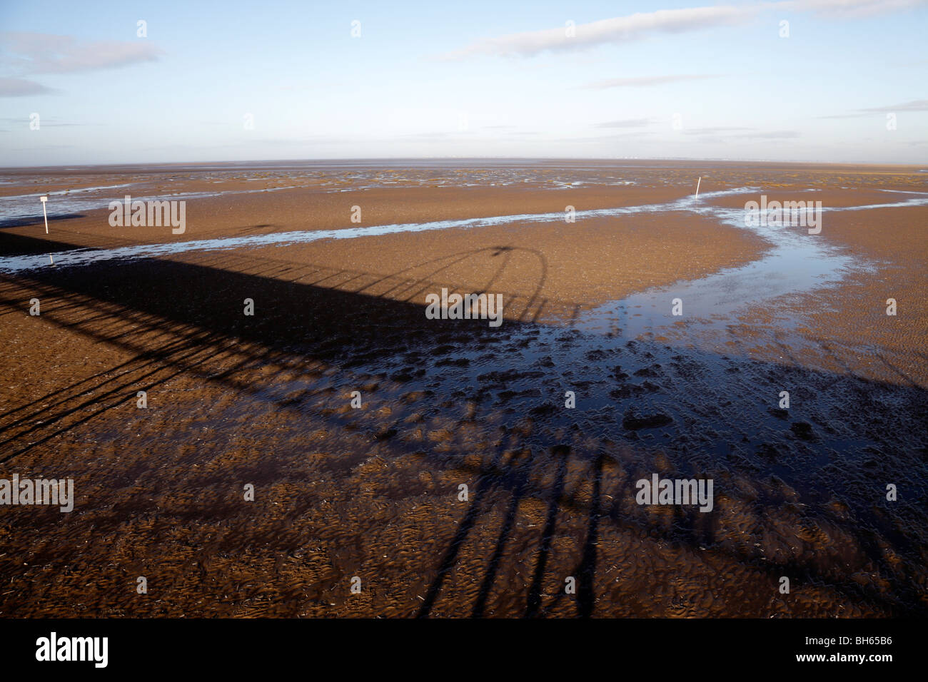 Schatten der Mole auf Sand Southport Sefton Merseyside uk Stockfoto