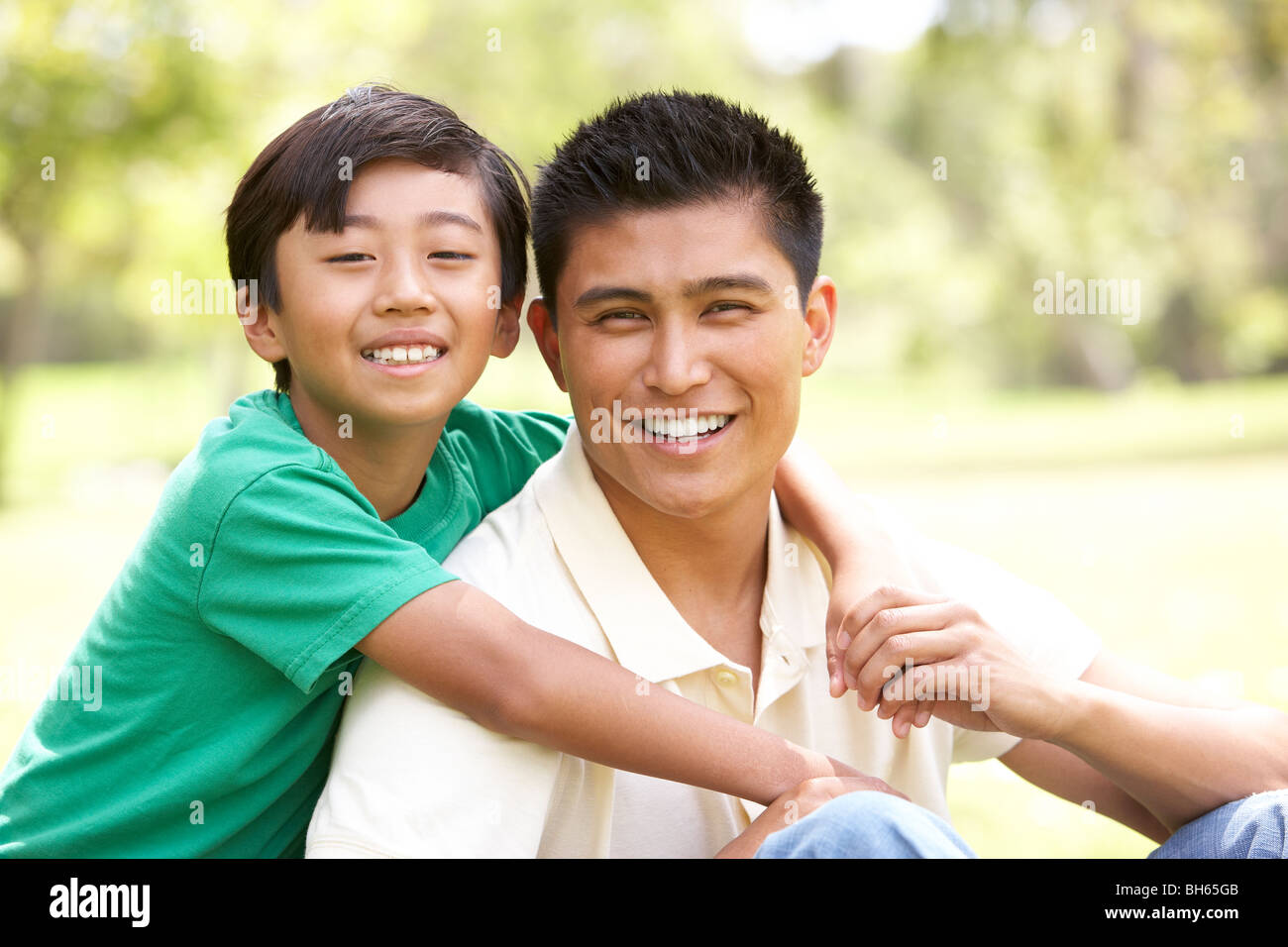 Vater und Sohn im Park Stockfoto