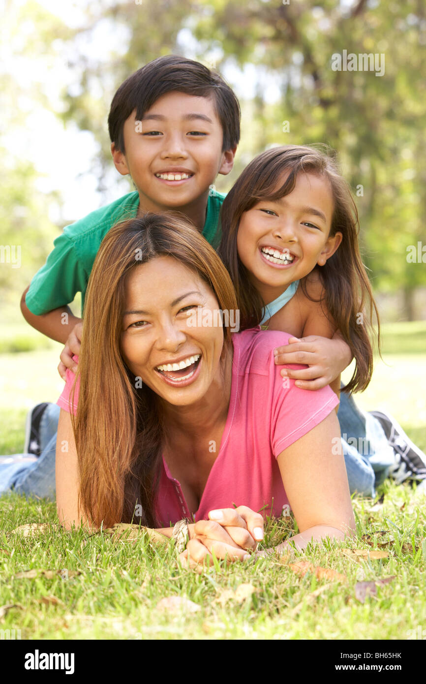 Mutter und Kinder freuen sich über Tag im Park Stockfoto