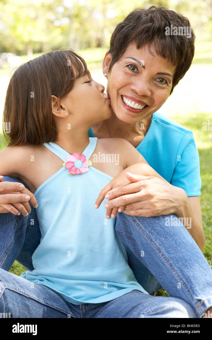 Oma mit Enkelin im Park Stockfoto