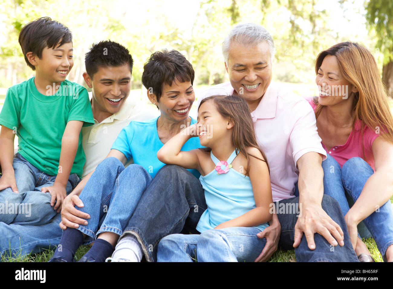 Porträt der Großfamilie-Gruppe im Park Stockfoto