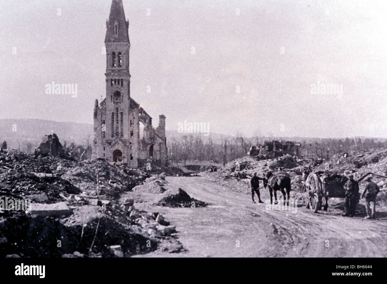 DORF VON AUNAY-SUR-ODON, VON ALLIIERTEN BOMBEN ZERSTÖRT HISTORISCHES DOKUMENT VON DER NORMANDIE, NORMANDIE FRANKREICH Stockfoto