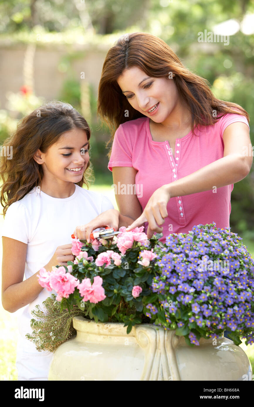 Mutter und Tochter zusammen im Garten Stockfoto