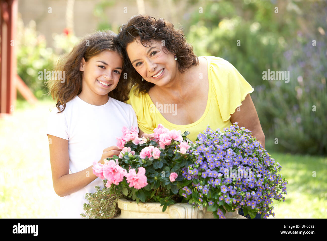 Großmutter und Enkelin Gartenarbeit zusammen Stockfoto