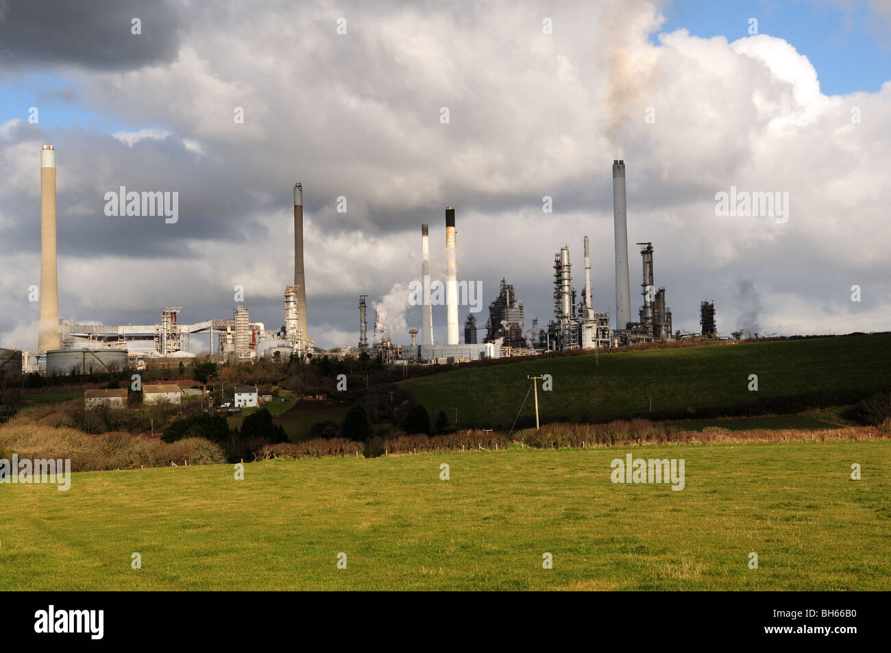 Chevron Öl-Raffinerie Rhoscrowther Milford Haven, Pembrokeshire Wales Cymru UK GB Stockfoto