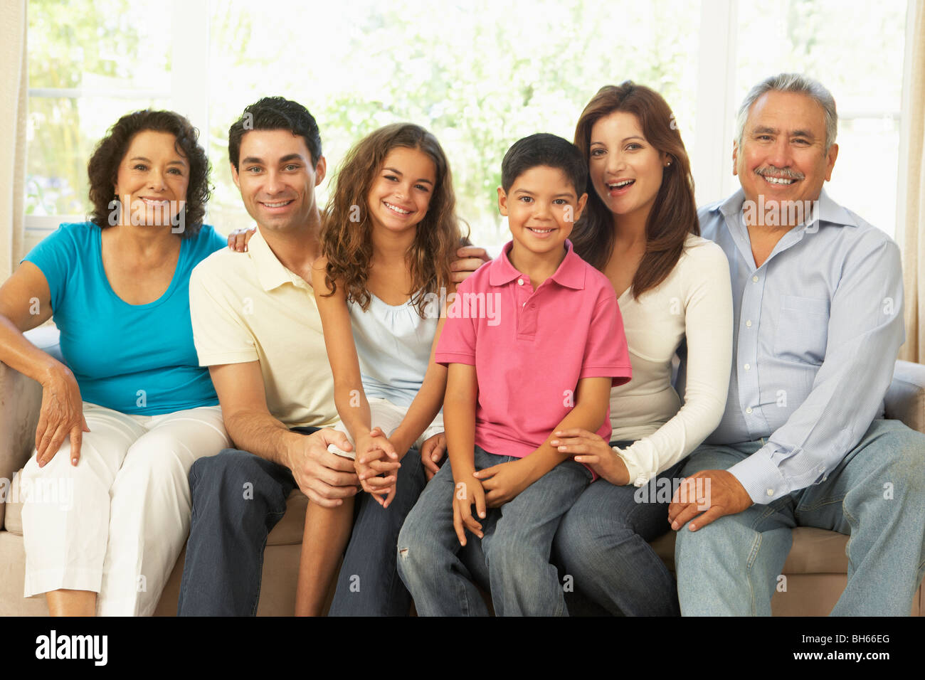 Großfamilie zusammen zu Hause entspannen Stockfoto
