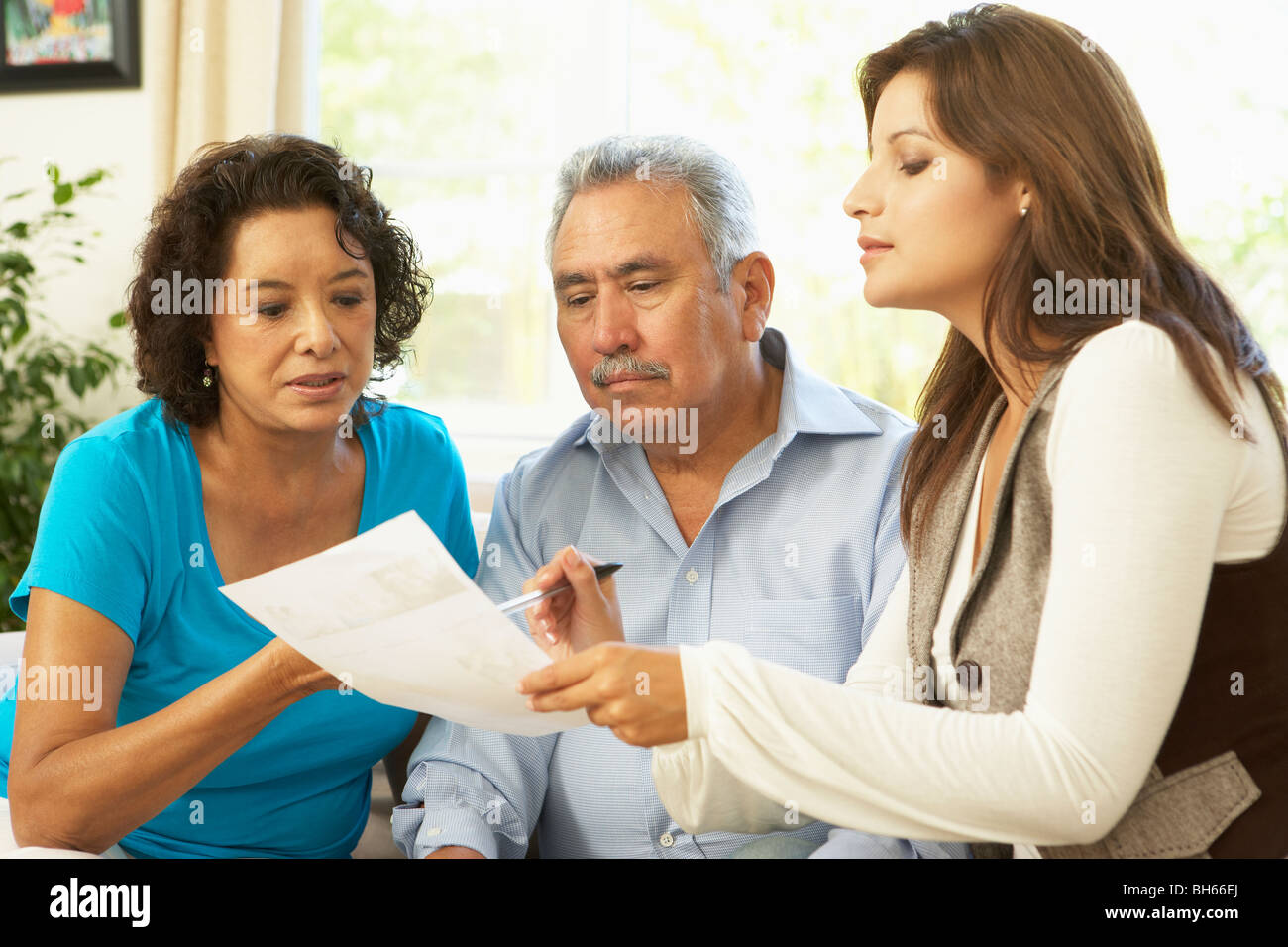 Älteres Paar mit Finanzberater zu Hause Stockfoto