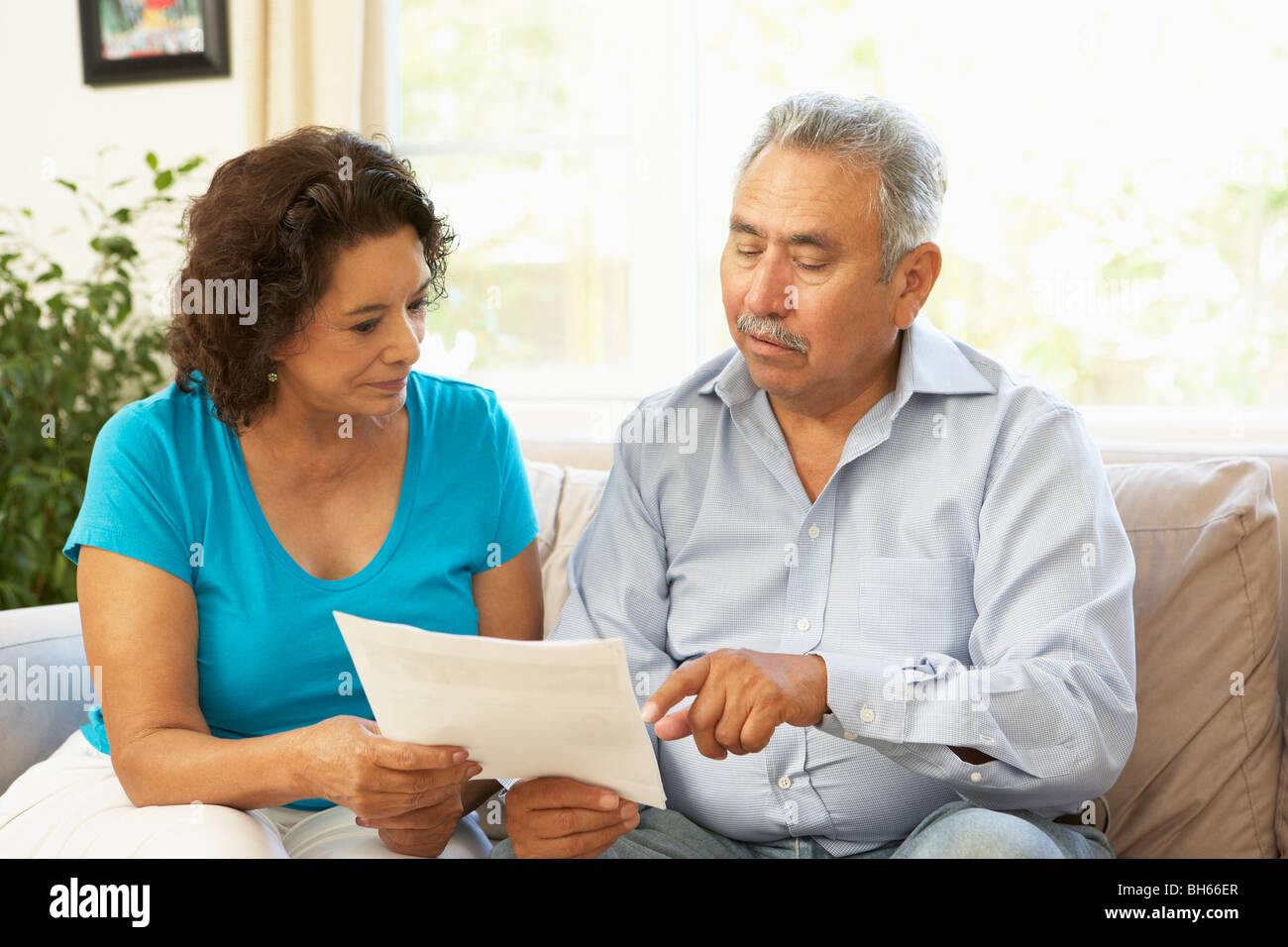 Älteres paar Finanzdokument zu Hause zu studieren Stockfoto