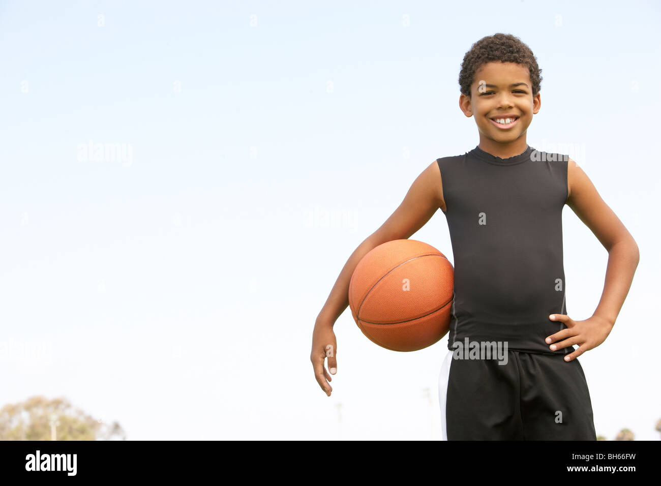 Jungen spielen Basketball Stockfoto