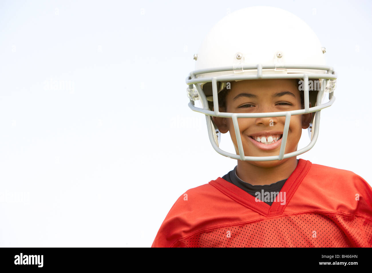 Junge trägt american football helm -Fotos und -Bildmaterial in hoher  Auflösung – Alamy
