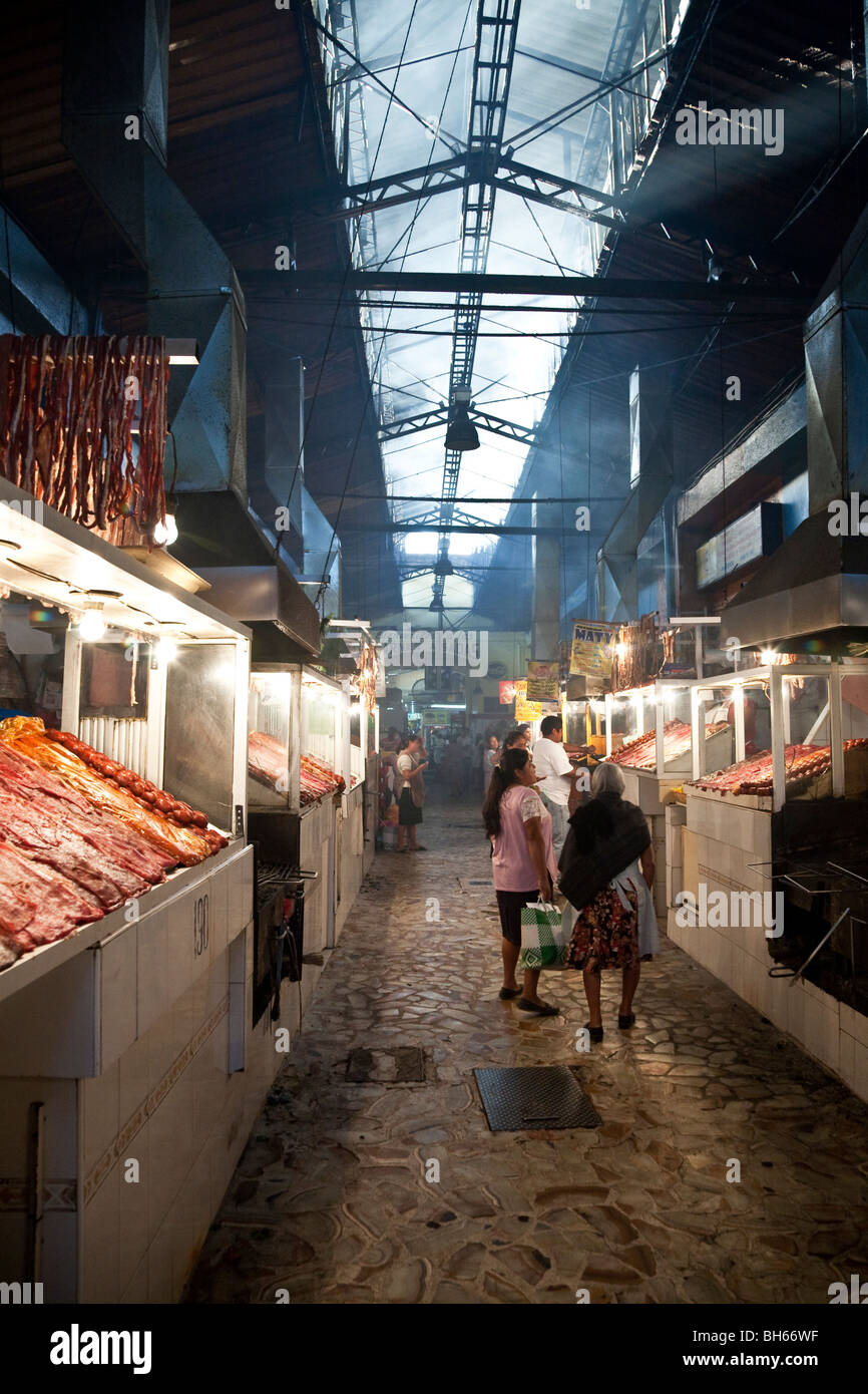 rauchigen unter beleuchteten ziemlich schmutzig Gang der Fleisch-Stände in 20 November Markt-Oaxaca-Stadt Mexiko Stockfoto