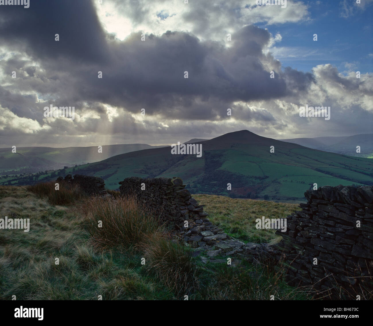 Hügel und Edale verlieren, Blick vom Win Hill, Peak District National Park, Derbyshire, England Stockfoto