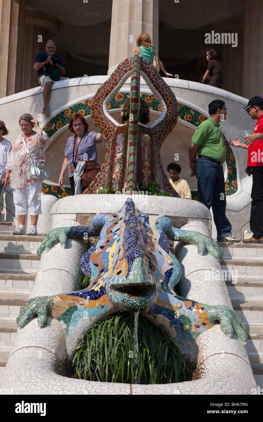 Touristische Attraktion Mosaik Drache Brunnen im Park Güell von Architekt Antoni Gaudi, Barcelona, Katalonien, Spanien Stockfoto