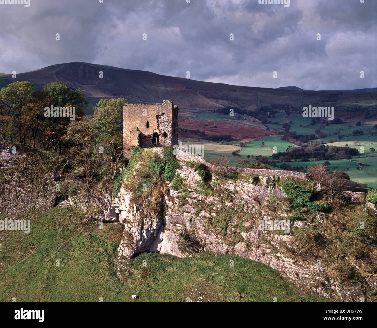 Peveril Schloß auf seinem Felsvorsprung oberhalb Cave Dale am Castleton in Englands Peak District National Park Stockfoto