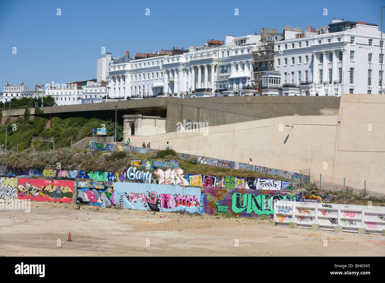 Graffiti deckt eine Wand auf Brighton Seafront in Black Rock in der Nähe der Marina.  Bild von James Boardman Stockfoto