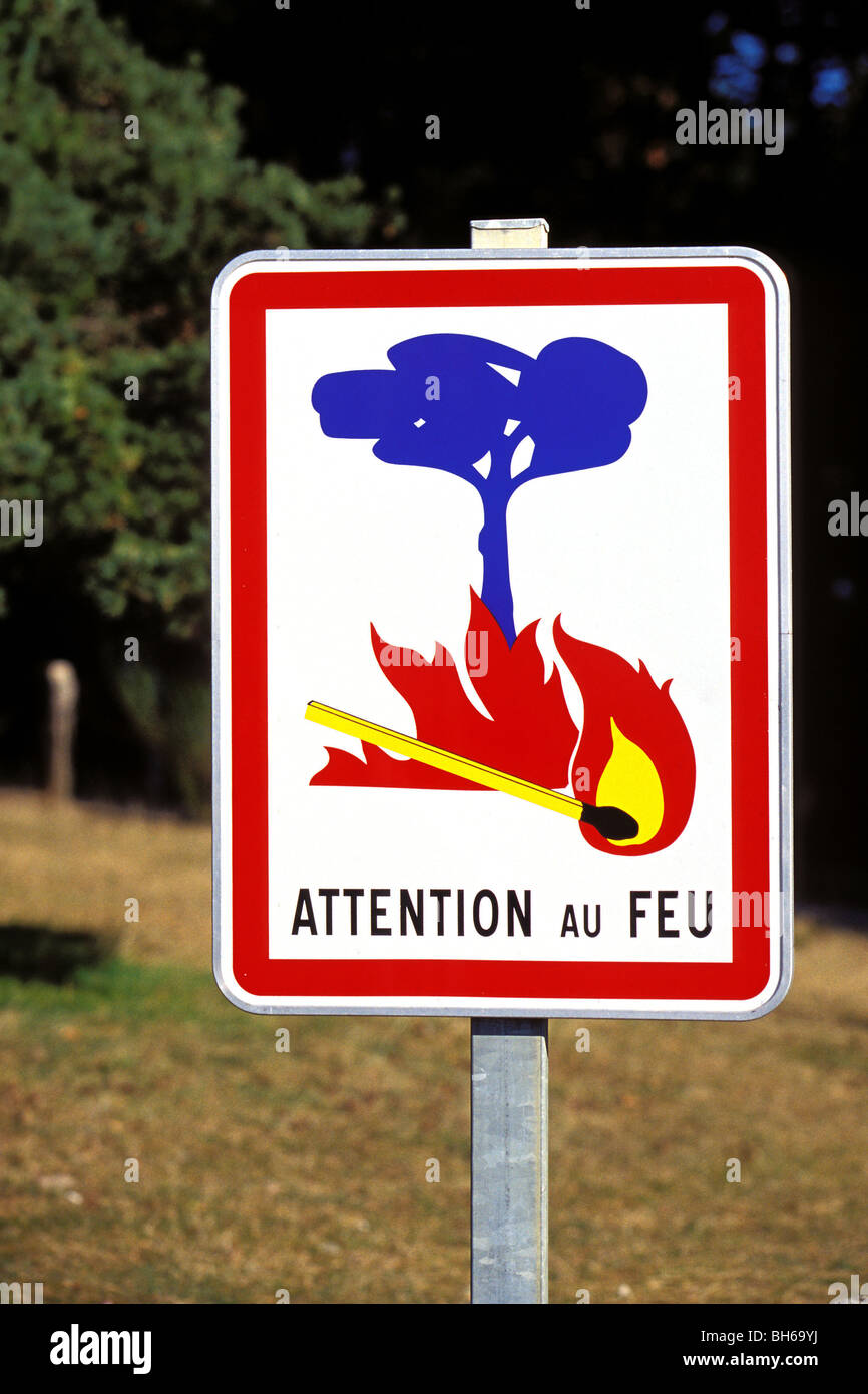 SCHILD "GEFAHR DES FEUERS", VERHÜTUNG VON WALDBRÄNDEN Stockfoto