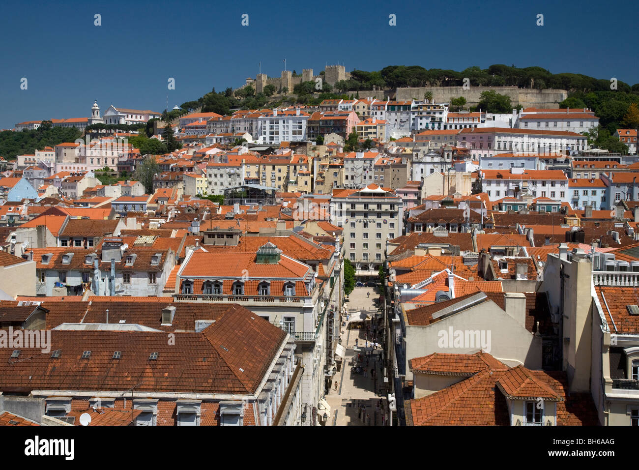 Hohen Blick über Dächer und Baixa-Viertel von Lissabon, Portugal zum Castelo de Sao Jorge, den Hügel beherrscht. Stockfoto