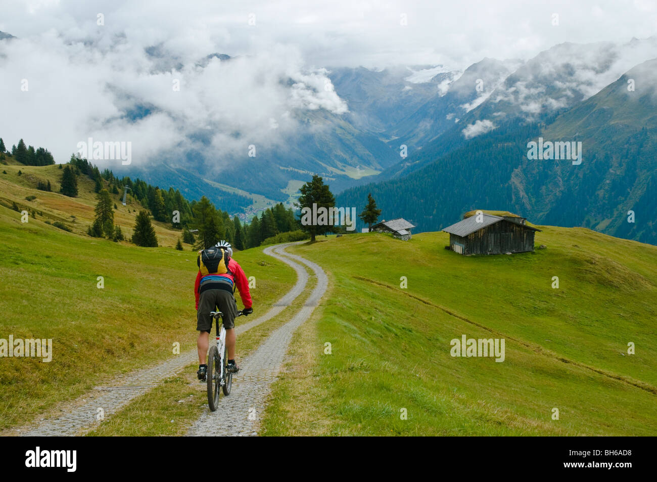 Mountain-Biker auf eine einfache Alpine Strecke hoch über Davos, Graubünden, Schweiz Stockfoto