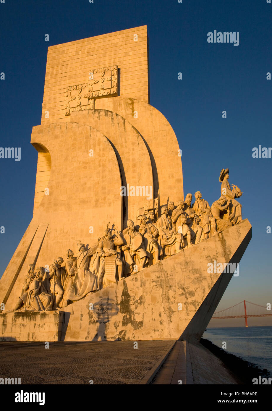 Denkmal der Entdeckungen und Hängebrücke, Lissabon, Portugal Stockfoto